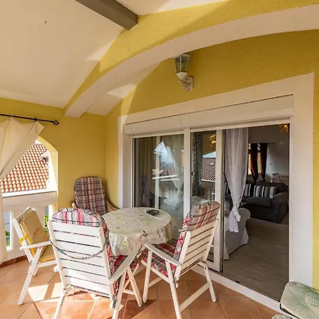 2 Bedroom Gorgeous In Apartament Zadar